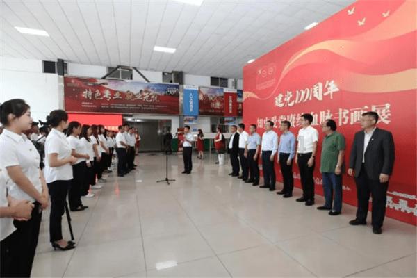 我小孩快两岁了在家很活波，在外面却一言不发很怕陌生